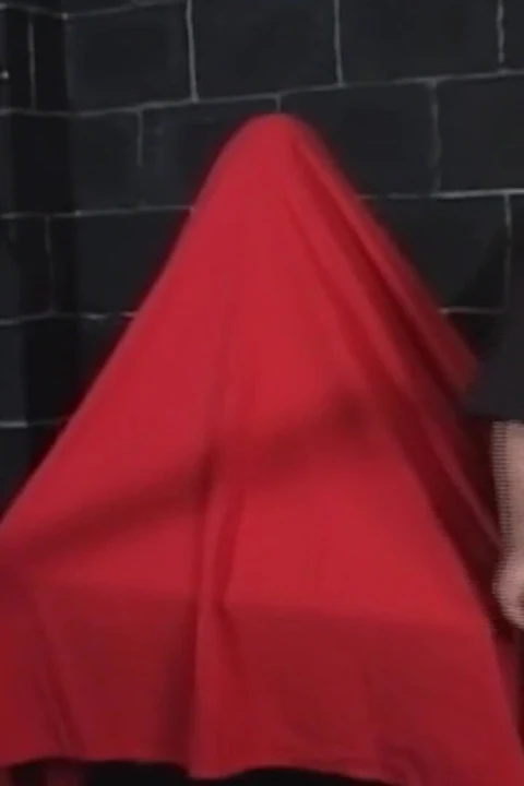 Deneyimli dom renkli kıskaçlı bağlı orta yaşlı seksi kadını kaplıyor