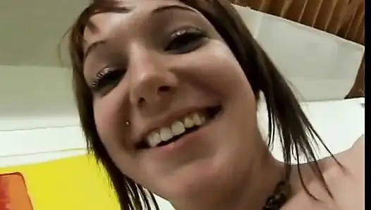 Piercingli esmer genç kız yarak emiyor ve sonra bakış açısıyla sikiliyor