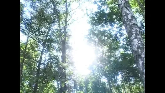 İki sürtük açık havada prezervatifle domalarak sikiliyor ve ağzına ve göğüslerine boşalıyor