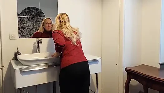 Olgun Sarışın Eş Masaj, Seks ve Ayak Fetişinden Hoşlanıyor