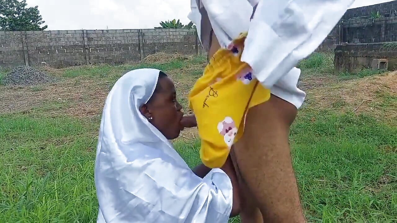 Yalnız azgın dul kadın sonunda spiritüel kocasını sikiyor