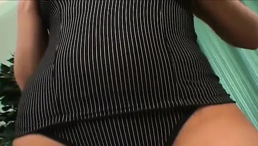 Sadece ıslak amının içine ateşli bir boşalma istiyor!