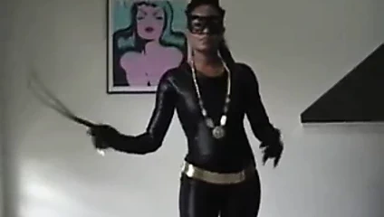 Une jolie blackette en cuir noir avec un fouet