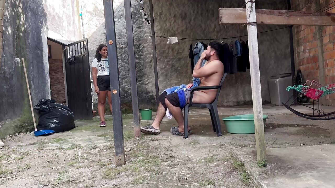 Kayınbiraderim bahçede mastürbasyon yapıyorum ve erkek kardeşi gelmeden önce ona yardım ediyorum