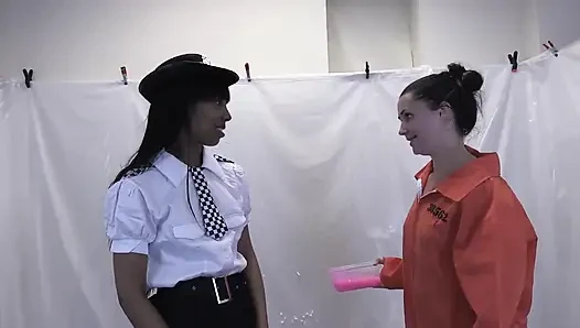 Pixiee Little ve Sade Rose: polisler ve mahkumlar
