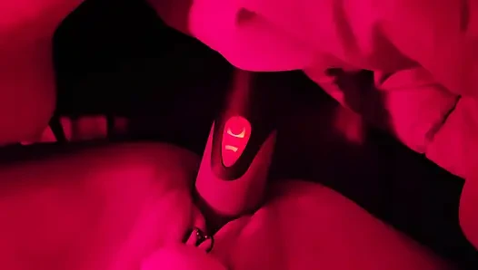 Yüksek sesle inleyen oyuncakları kullanarak kremsi doruk noktası