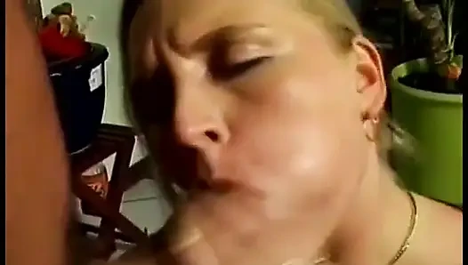 Seksi kaltak erkek arkadaşına harika sakso çekerken ağzını siktiriyor