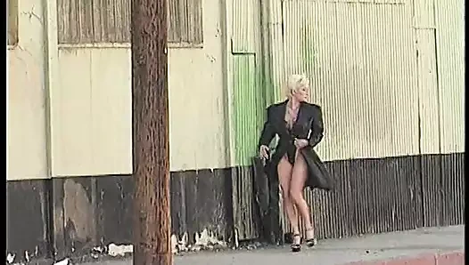 Birkaç sarışın büyük memeli fahişe emiyor ve dev yaraklarla derinden sikiliyor