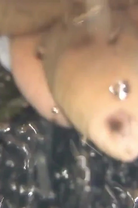 Twink havuzda su altında sünnetsiz yarağının üzerinde hidromasaj memesini deniyor