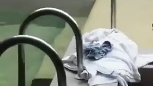 Saiu de pau duro da piscina
