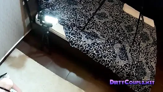 Tasmalı itaatkar inek kız bakış açısıyla sakso çekiyor