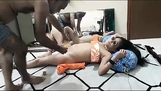 Hintli kız eski erkek arkadaşıyla masaj yapıyor, ateşli amcık, göğüsler, nippal