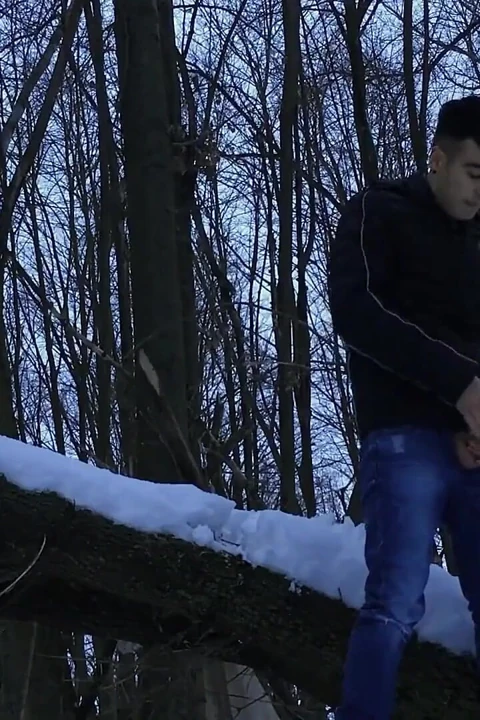 Winter ağaçta mastürbasyon yapıyor