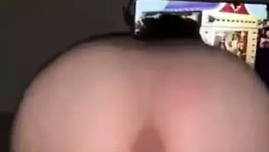 Beyaz kız siyah adamın horoz üzerinde yuvarlanıyor