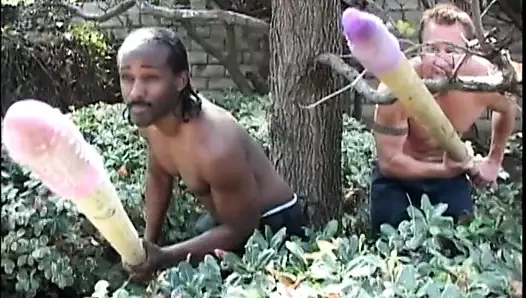 Şehvetli kızıl saçlı büyük adamlar tarafından derin anal sikiliyor