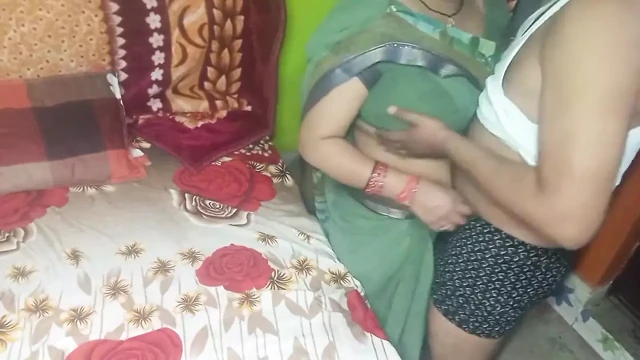 Hintli güzel kadın kocasıyla romantizm yaşıyor.