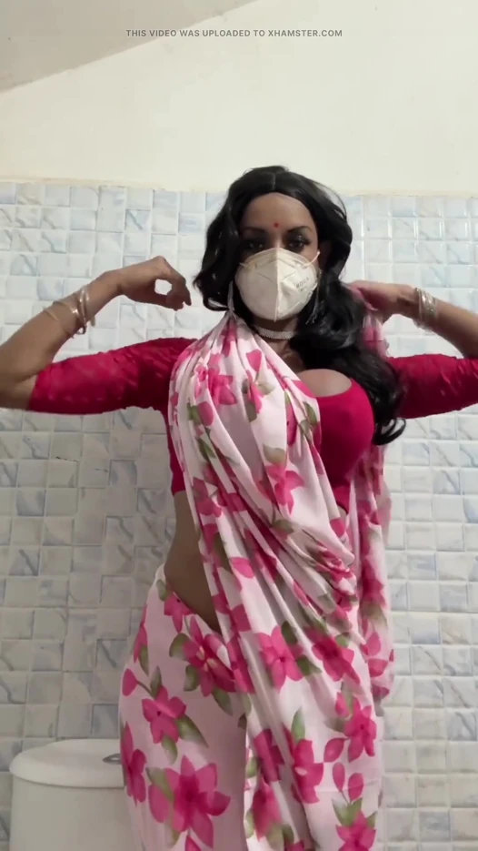 Pembe sari elbiseli travesti mastürbasyon yapıyor