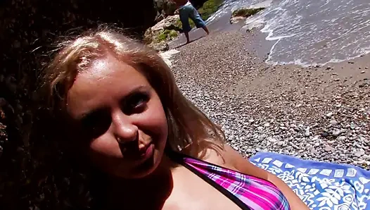 Güneşlenen sarışın sürtük yeni tanıştığı kaslı bir adam tarafından sikiliyor