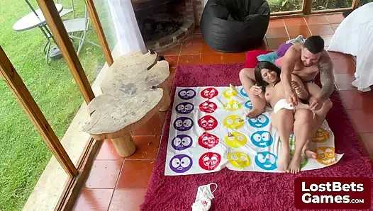 Amelia и Лукас изкручивают жару с стриптиз Twister