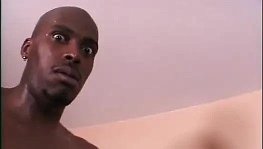 Zavallı beyaz kızın götü iki çılgın tarafından sikiliyor ve yarak serbest bırakiliyor