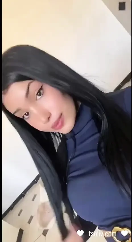 Büyük göğüslü trans bebek mastürbasyon yapıyor ve büyük göğüslerini gösteriyor