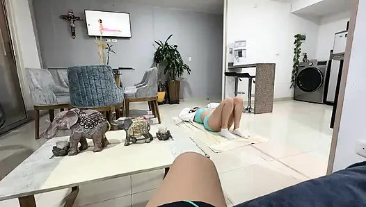 Büyük götlü amatör üvey kız kardeşimin çok seksi yoga pozları yapmasını izliyorum ve azıyorum, bu yüzden tüm yarağımı içine sokmaya karar veriyorum