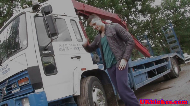 UK bloke rough pounding tight ass in garage