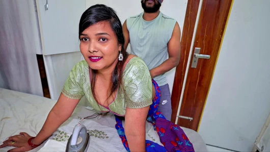 Hizmetçim domalarak flört.. Büyük götlü hizmetçi hizmetçi Hintçe ses ile yerleri ıslatırken sahibi tarafından sert sikiliyor.