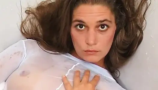 Külotlu çoraplı esmer mastürbasyon yapıyor