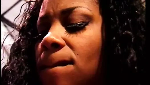 Kızlar, erkek olmadan ecstasy'nin erotik zevkini arıyorlar