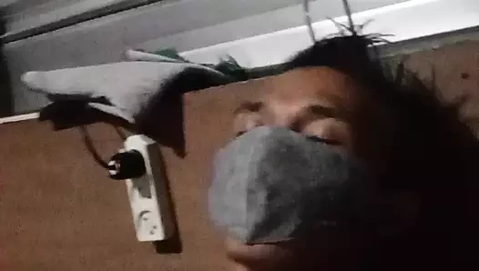 Bir yarakla sikişiyor ama crot değil