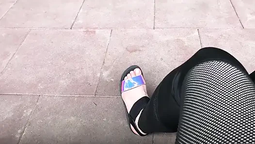 Yeni parlak sandaletlerim ve parmaklarım açık havada azdırıyor