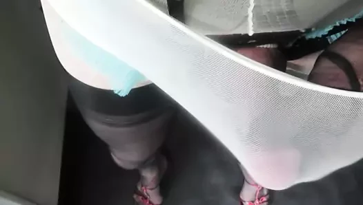 Kırmızı topuklu, beyaz külot ve bir çok boşalmak