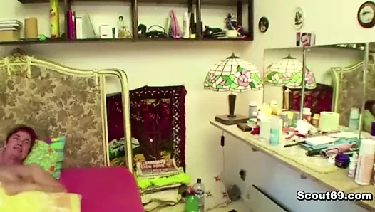 üvey oğlu çıplak adım anne dokunma ve onun tarafından ilk fuck olsun