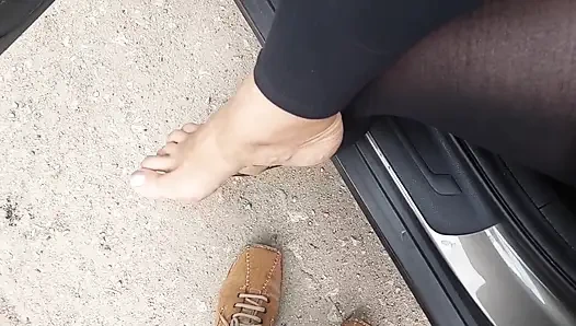 Selena'nın arabada giyinik oral seksi