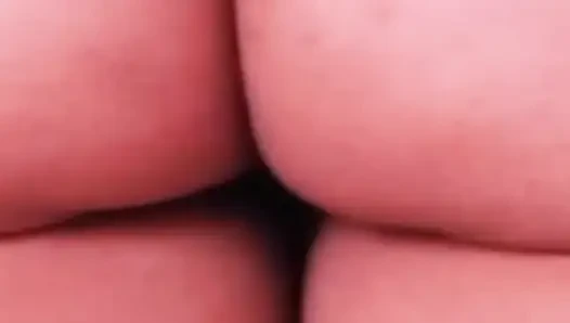 Sert zıplıyor! Çılgın bir şekilde sert üyesine biniyor.