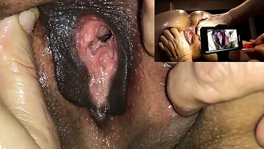 Arap orta yaşlı seksi kadın pip'e yumruk sokuyor