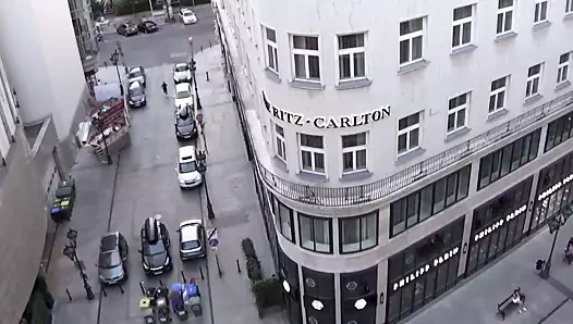 Melody yoldan geçenlerin kafasına pencereden fışkırtıyor!