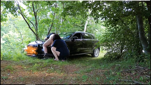 Orta yaşlı seksi kadın dilini götüne sokuyor