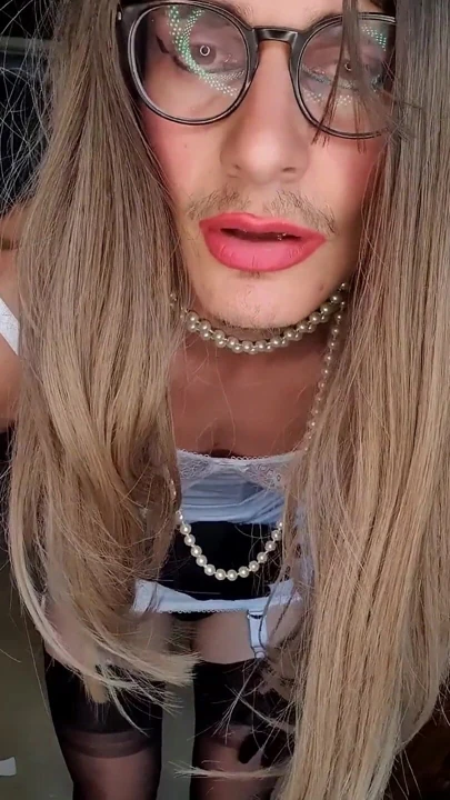 Sahibe Jessica klasik beyaz bir korselette giyinmiş