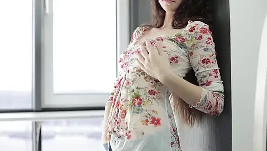 Ateşli kız, tek başına, dildoyu amına sokuyor ve mastürbasyon yapıyor