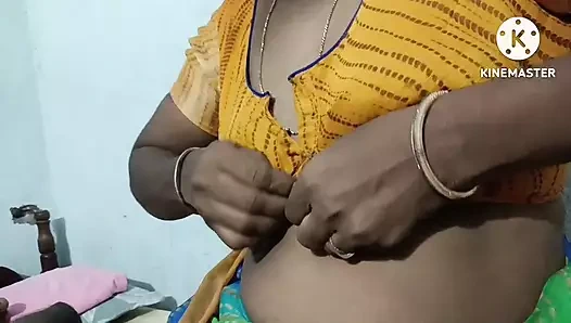 Hintli ateşli evli kadın sert kolayla oynuyor