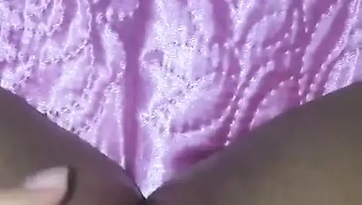 Porno kız külotlu çorapla mastürbasyon yapıyor ve bakış açısıyla inliyor