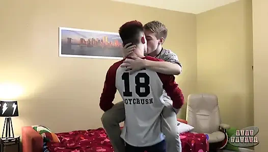 Prezervatifsiz bir twink kancası