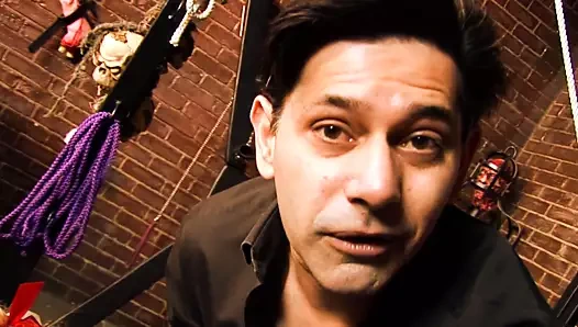 Kinky bebek çılgınca ve tutkuyla bir zindanda sikikleri