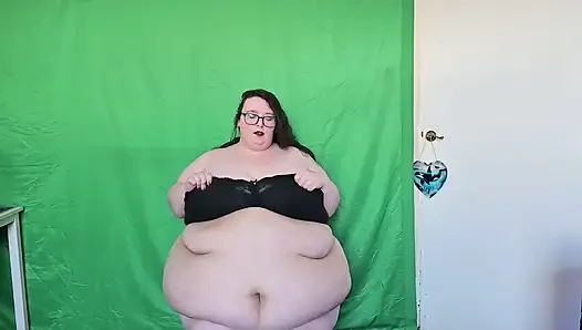 Seksi tanrıça iri güzel kadın soyunuyor ve sallıyor