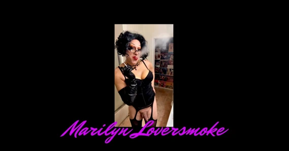 Sahibe Marilyn eldivenli tanrıça sigara içme fetişi