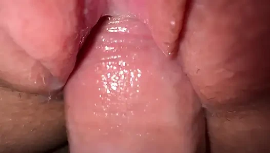 Son derece yakın çekim sıkı genç amcığı sikiyor