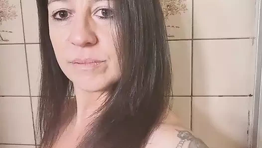 Büyük memeli esmer külotlu çorapla işiyor