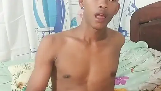 Zenci genç oğlan senin için mastürbasyon yapıyor